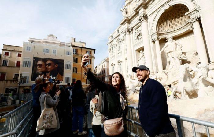 In fase di costruzione, la famosa Fontana di Trevi è ancora visitabile da una passerella