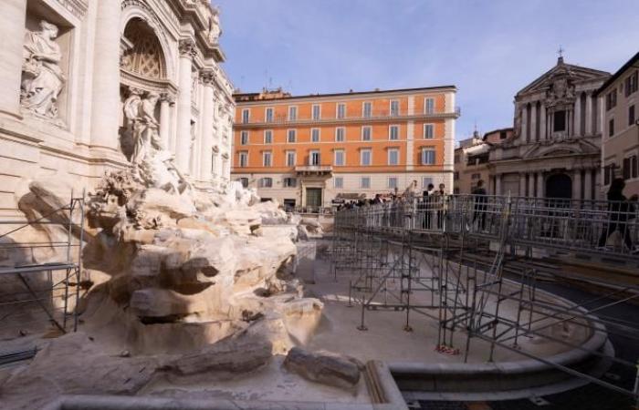 “Un punto di vista unico”: inaugurata una passerella sopra la Fontana di Trevi (foto)