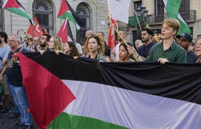 URGENTE – Emmanuel Macron sarà presente giovedì allo Stade de France alla partita Francia-Israele per “mandare un messaggio di fraternità dopo gli atti antisemiti di Amsterdam” – Nello stadio saranno vietate le bandiere palestinesi