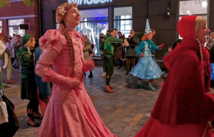 Video: sfilata con i personaggi di Efteling attraverso il centro outlet di Roermond