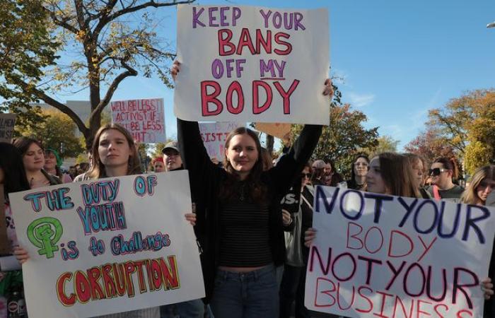 a Washington centinaia di donne manifestano per difendere il diritto all’aborto dopo l’elezione di Donald Trump