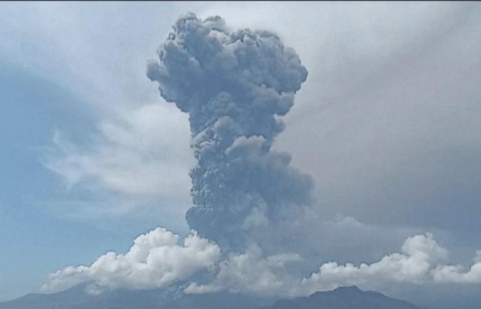 il vulcano Laki-Laki erutta nuovamente e forma un'imponente colonna di cenere