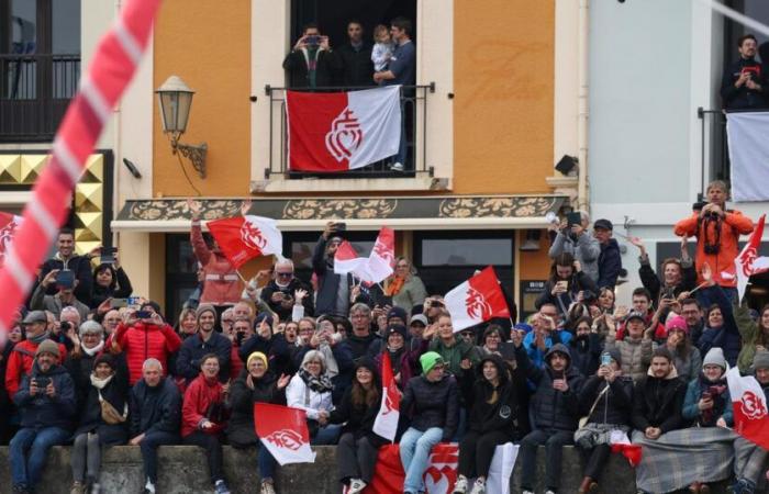 una marea umana per salutare i marinai