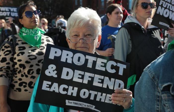 a Washington centinaia di donne manifestano per difendere il diritto all’aborto dopo l’elezione di Donald Trump