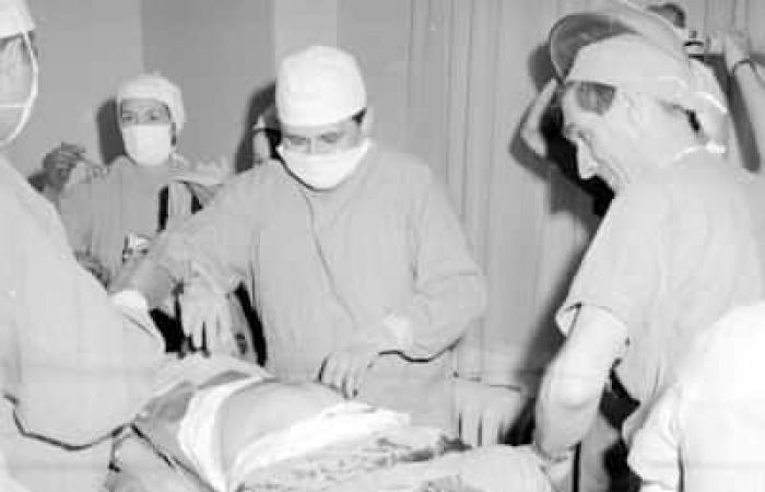 Un leone sul tavolo operatorio dell’ospedale Notre-Dame nel 1966