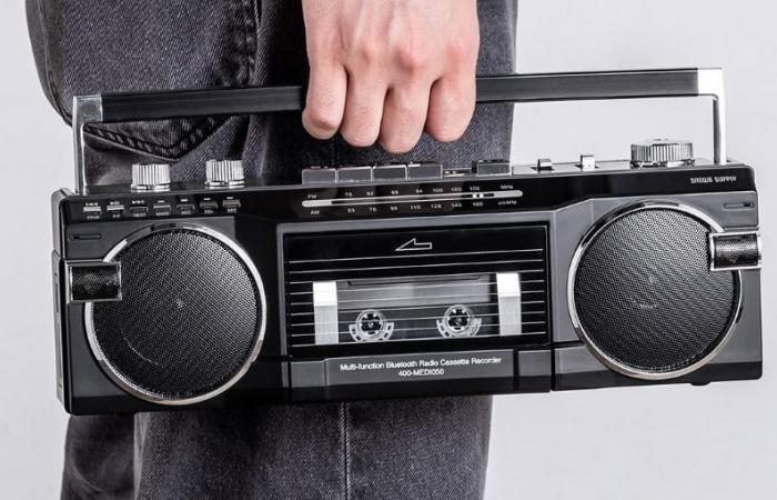 Sanwa Supply presenta uno stereo portatile dotato di un lettore di cassette MP3 e di un altoparlante Bluetooth