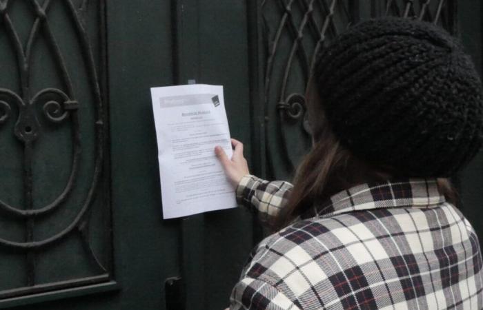 Strasburgo. I manifesti affissi sulla porta di casa del municipio esasperano questo abitante di Schluthfeld