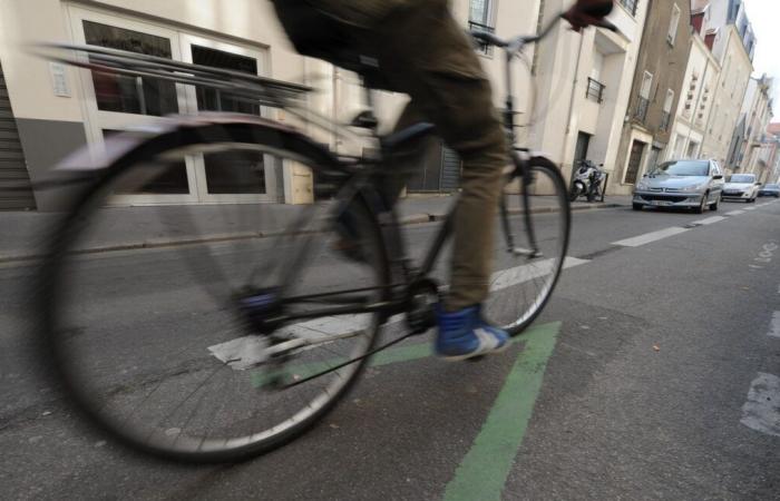 Forte emozione dopo la morte dell’“uomo in blu”, emblematico ciclista investito da un’auto