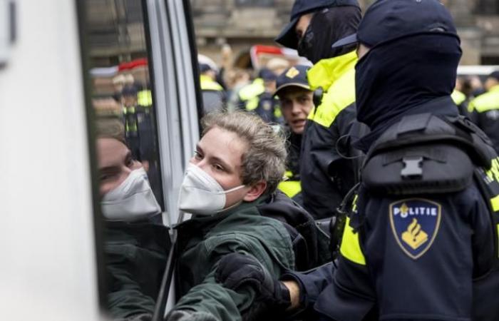 Ad Amsterdam la polizia disperde una manifestazione filo-palestinese e arresta decine di persone