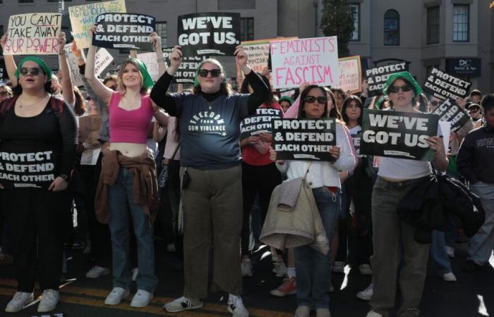 a Washington centinaia di donne manifestano per difendere il diritto all’aborto dopo l’elezione di Donald Trump