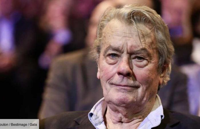 FOTO – Due mesi e mezzo dopo la morte di Alain Delon, il suo fedele cane Loubo veglia ancora sulla sua proprietà a Douchy