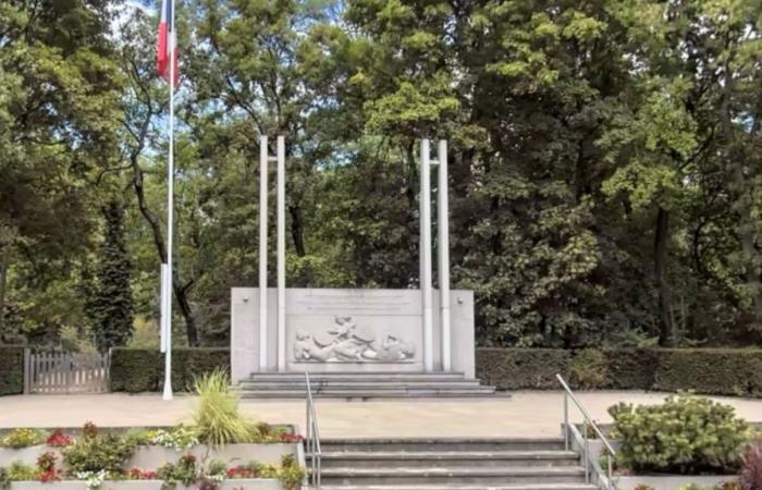 il monumento in memoria dei fucilati vandalizzato da una targhetta anti-israeliana