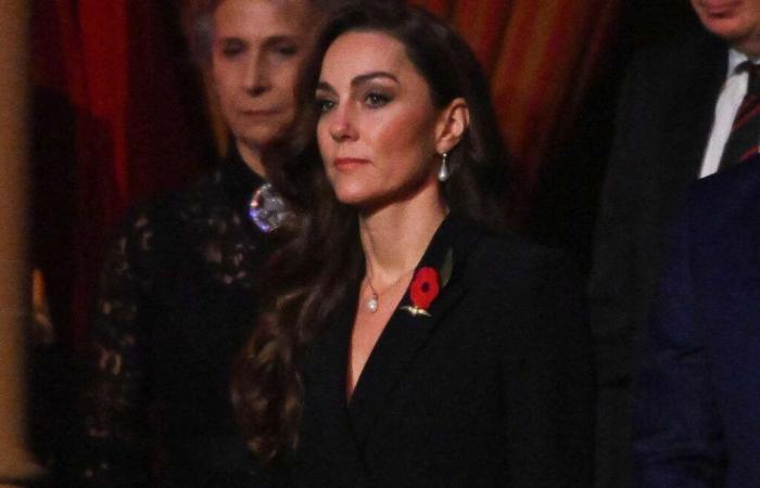 Kate Middleton sembra ricacciare indietro le lacrime in un momento emotivo all'evento commemorativo