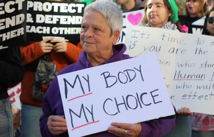 a Washington centinaia di donne manifestano per difendere il diritto all’aborto dopo l’elezione di Donald Trump