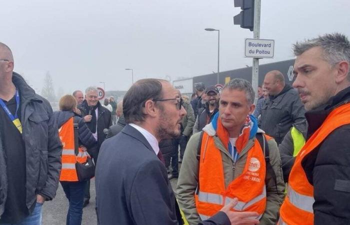 porta gli occhiali da sole alla Michelin, questo deputato lo attacca e si scusa