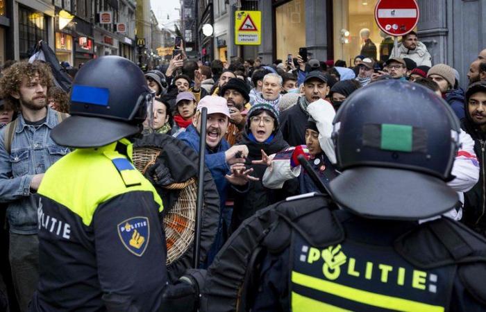 Violenze ad Amsterdam: tensioni nella capitale olandese dopo una manifestazione filo-palestinese, diverse persone arrestate