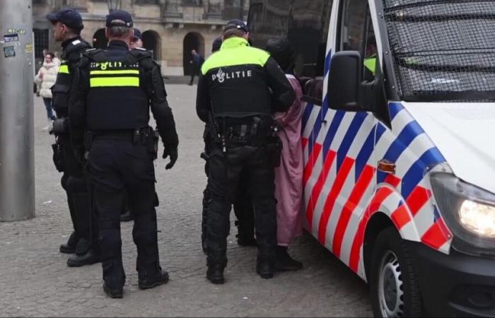 La polizia ne arresta dozzine ad Amsterdam dopo che le proteste sono state vietate