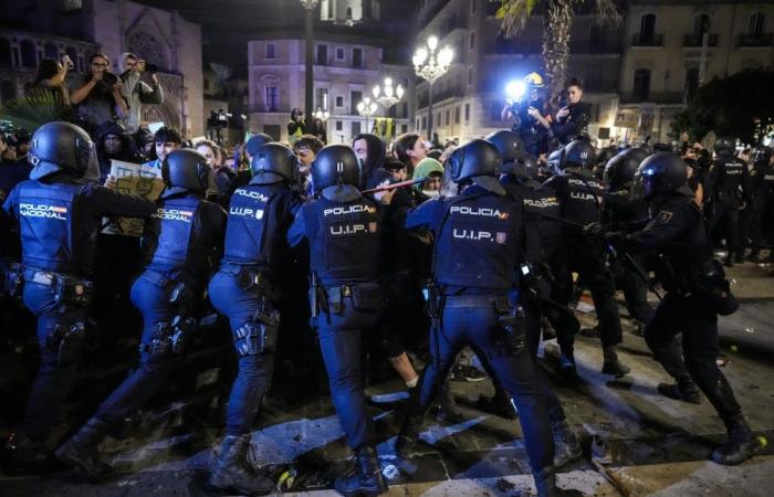 Alluvioni in Spagna: diversi agenti di polizia feriti durante le manifestazioni a Valencia