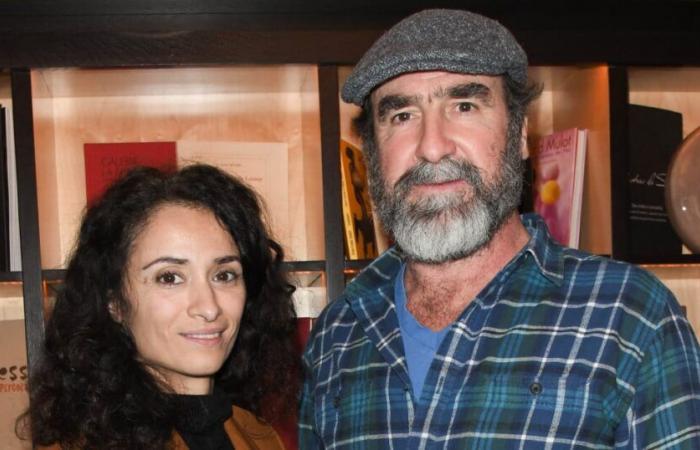 Eric Cantona sostenuto dalla moglie Rachida Brakni per un discorso difficile