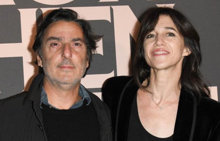 Charlotte Gainsbourg e Yvan Attal festeggiano ciascuno il 22esimo compleanno della figlia Alice a modo suo