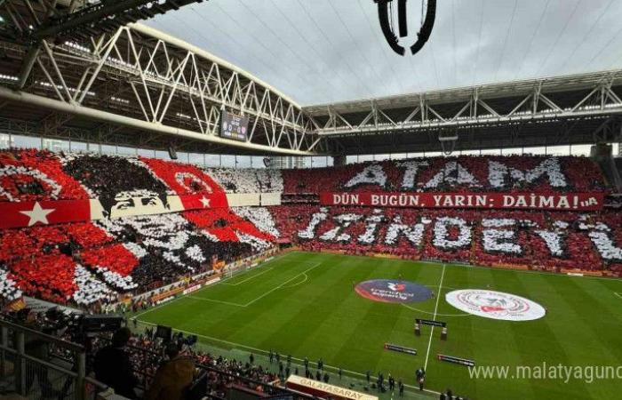 Coreografia dei tifosi del Galatasaray per Mustafa Kemal Atatürk