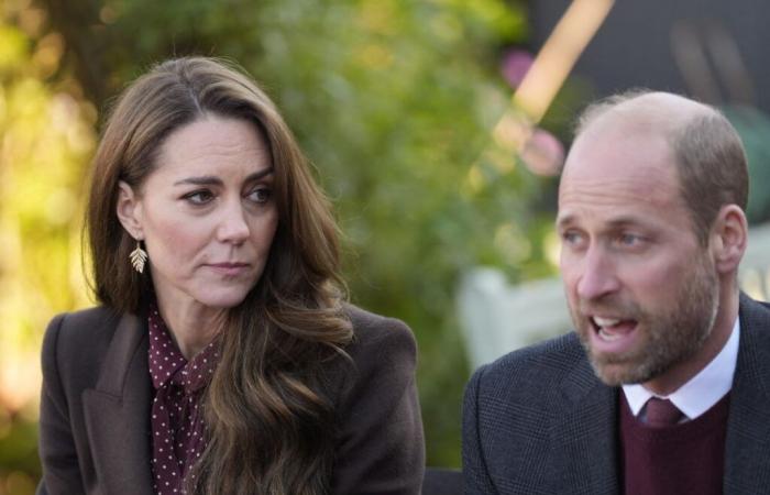 Ritorna Kate Middleton: il tenero gesto del marito, il principe William, al momento del loro arrivo alla cerimonia della Rimembranza