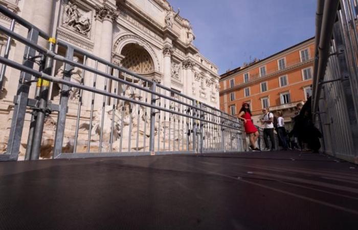 “Un punto di vista unico”: inaugurata una passerella sopra la Fontana di Trevi (foto)