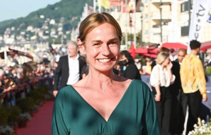 Sandrine Bonnaire, proprietaria di una casa a 30 metri dal mare, vicino alla settima cittadina più popolare di Francia