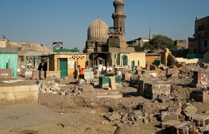 La straziante riesumazione delle salme nel centro del Cairo