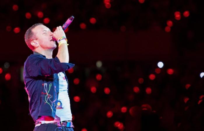 Chris Martin interrompe il concerto per aiutare un ragazzino schiacciato dalla folla