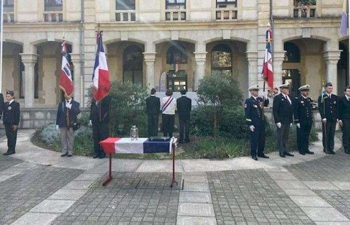 Gli studenti del Peiresc College di Tolone commemorano l'armistizio della prima guerra mondiale