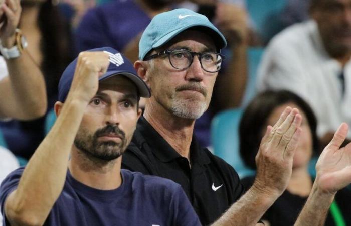 ATP – Finals > Simone Vagnozzi, allenatore di Sinner: “Jannik non sarà mai Carlos Alcaraz. Il suo tennis è diverso, ma può variare di più il servizio e migliorare lo slice di rovescio”