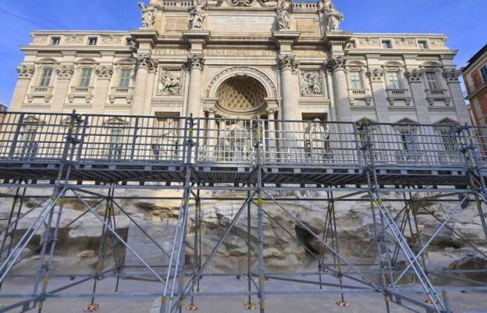 Nonostante i lavori, una passerella permette di vedere la Fontana di Trevi