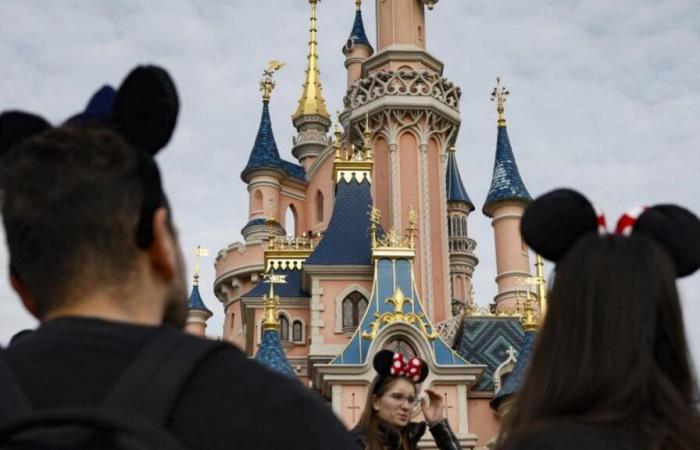 “È davvero un grande scherzo?” Disneyland Paris ora fa pagare i posti migliori per assistere alla sfilata