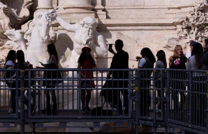 “Un punto di vista unico”: inaugurata una passerella sopra la Fontana di Trevi (foto)