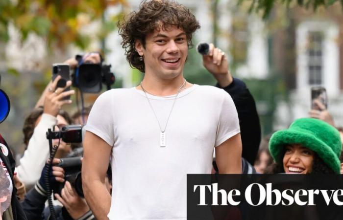 'Questo tirerà su di morale tutti': i sosia di Harry Styles sollevano l'oscurità di Londra | Harry Stili