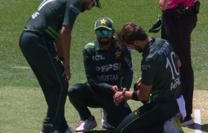 L'atto di Babar Azam lascia Wasim Akram sbalordito mentre Shaheen Afridi fa una smorfia di dolore dopo che il pollice è quasi slogato