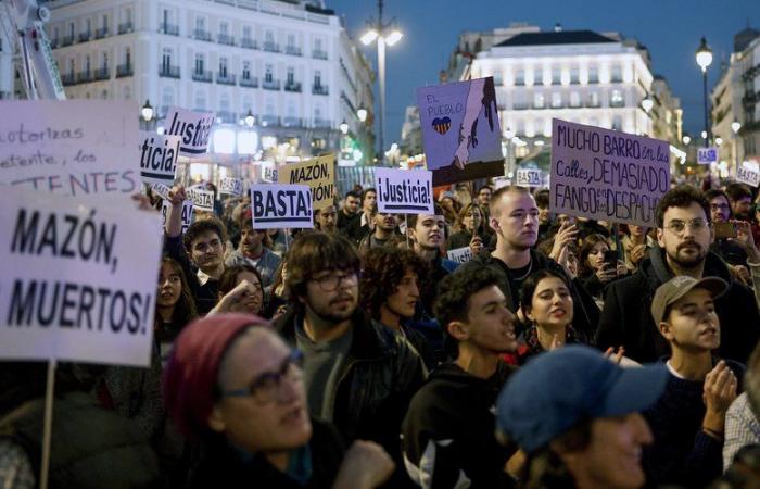 Alluvioni in Spagna: “Le nostre mani sono macchiate di fango, le vostre di sangue”… Migliaia di persone manifestano contro la gestione del disastro