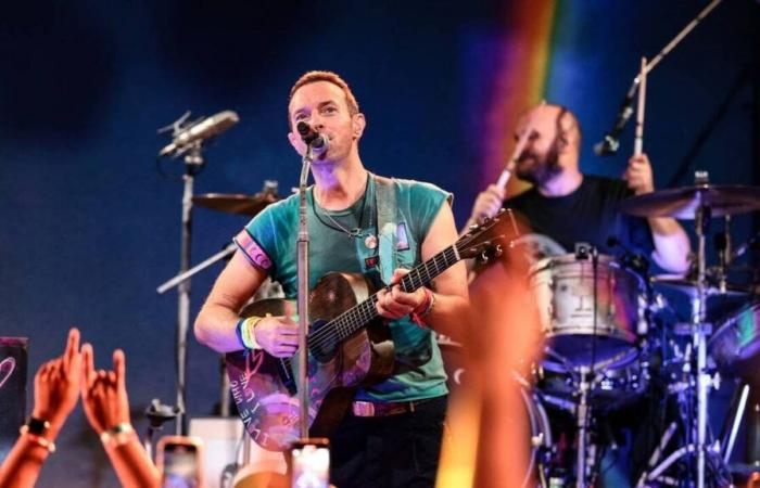 A Sydney, il cantante dei Coldplay interrompe il concerto per aiutare un ragazzino