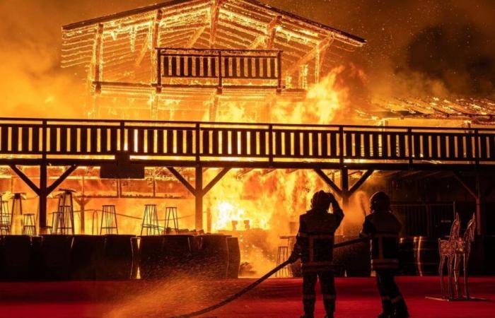 Impressionanti le foto dell'incendio che ha devastato il Villaggio di Natale Barcarès