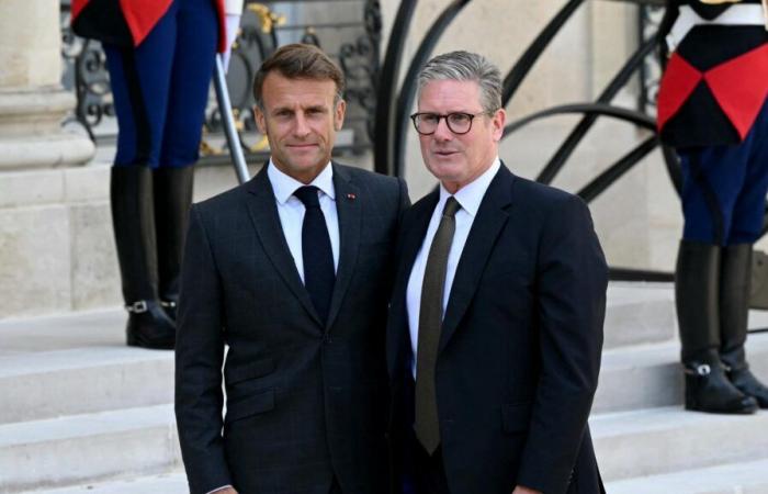 Emmanuel Macron riceve Keir Starmer per le commemorazioni dell'Armistizio ed è storico