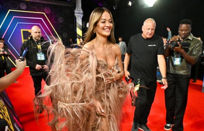 Rita Ora ha indossato un abito per capelli agli MTV Europe Music Awards.