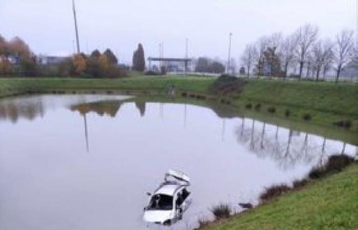 Eure. Un'auto con a bordo cinque giovani finisce in un laghetto di ritenzione