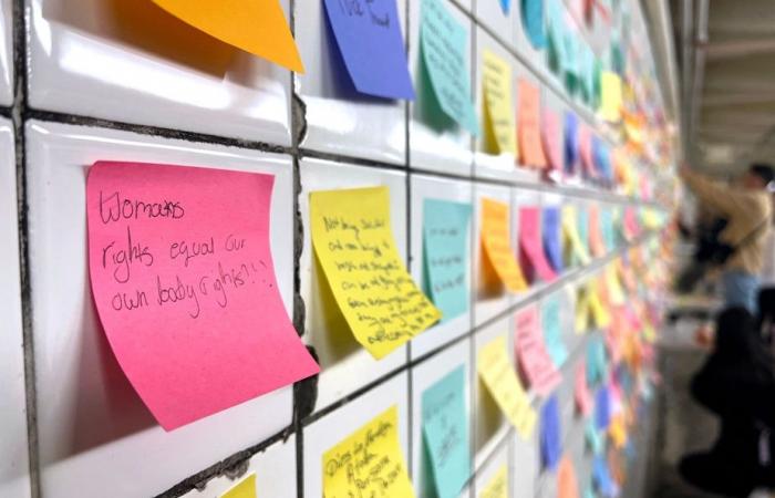 Nella metropolitana di New York, il ritorno della “terapia Post-it”