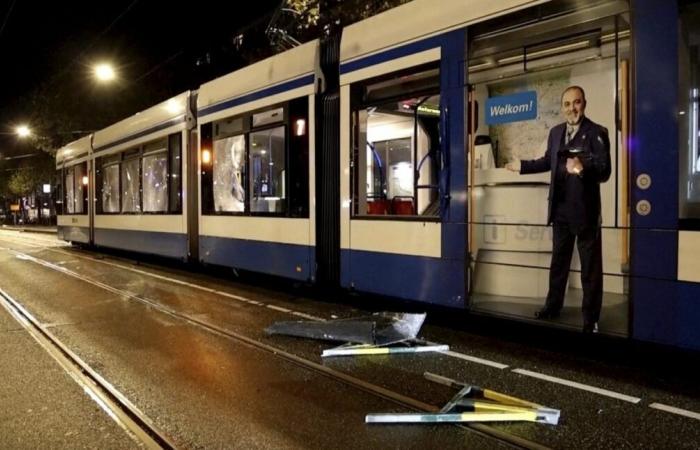 Tram dato alle fiamme ad Amsterdam mentre la tensione è alta