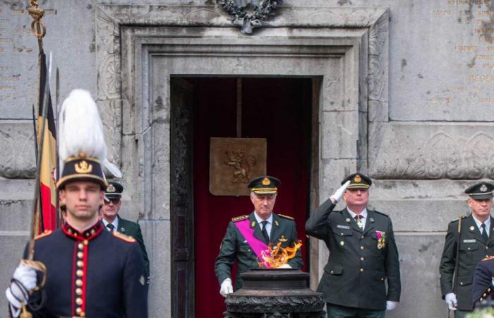 Il re Filippo rende omaggio ai soldati caduti per la patria belga