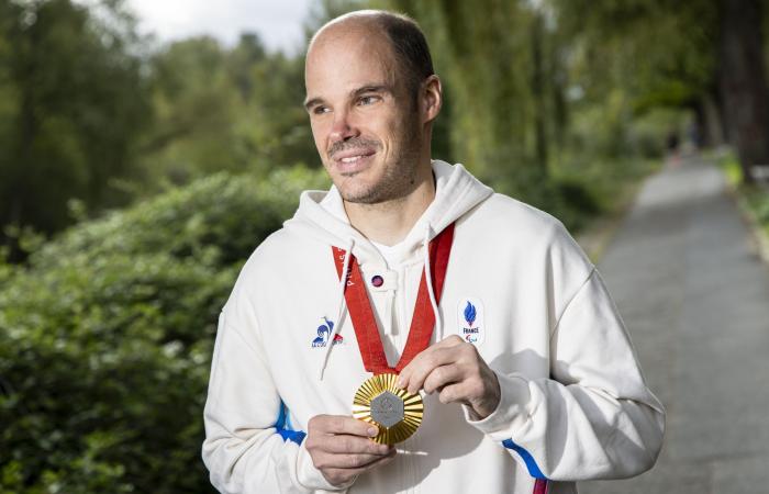 Martin Barone illuminato dalla medaglia d’oro del calcio cieco