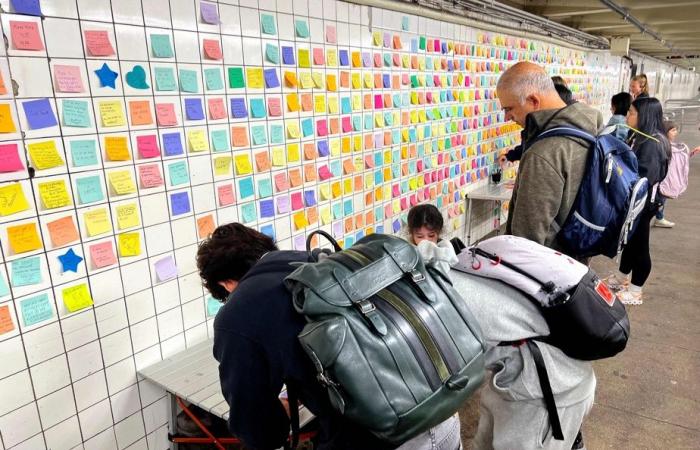 Nella metropolitana di New York, il ritorno della “terapia Post-it”