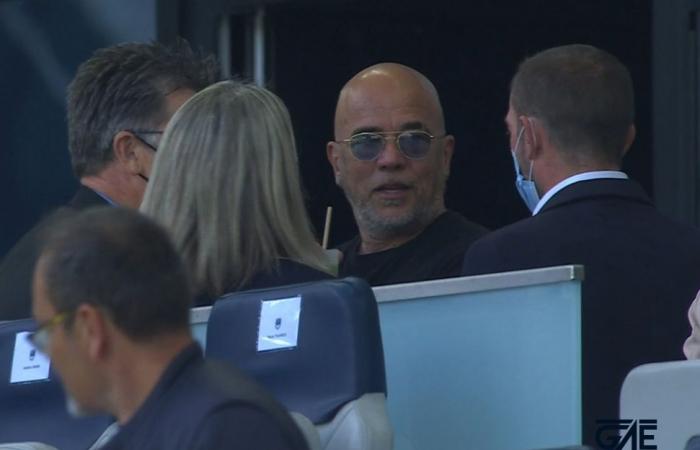 Pascal Obispo: “Come i miei compagni Dugarry, Lizarazu e Giresse, vogliamo che l'attuale presidente si faccia da parte. Amo il club, la maglia, sono Girondin e lo sarò per tutta la vita”.