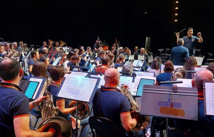 L'orchestra amatoriale Portes de l'Essonne suona con il famoso compositore spagnolo Oscar Navarro